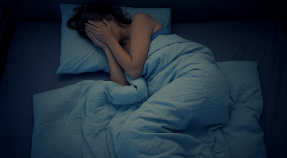 Café faz mal para insônia. Beber café muito tarde pode afetar o sono.